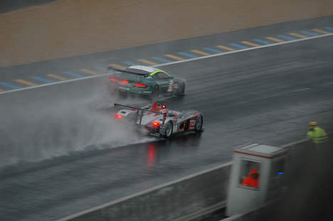 Der blev kørt stærkt selvom det var meget vådt. Her er det Audi mod Aston Martin.
(Foto: Motorsporten.dk)